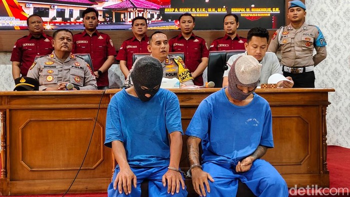 Dua tersangka pencurian motor saat dihadirkan dalam pers rilis di Mapolres Kebumen, Rabu (2/10/2024).