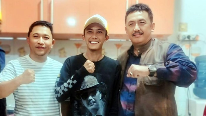 Mang Kifly, diapit Cawabup Andreas dan Cabup Asep Japar