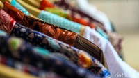 Hal ini berdampak kepada tren penjualan batik online yang bergeliat. Pengusaha brand lokal batik seperti Yunita Stefani dan Rizki Triana mengaku penjualan produk batik mereka via online meningkat 1,5 sampai 3 kali lipat.   