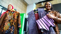 Di era sekarang, batik tidak hanya sekedar warisan budaya, tapi juga merambah ke dunia fesyen yang diminati segala golongan usia. Desain batik juga berkembang dari untuk keperluan formal, menjadi lebih casual.   