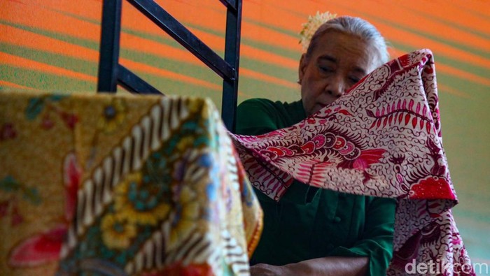 Mantap, Tren Belanja Batik via Online Meningkat Permintaan akan busana batik masih bergeliat di era digital. Hal ini ditunjukkan melalui meningkatnya tren masyarakat berbelanja batik via online.