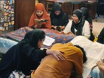Suasana Haru Selimuti Rumah Duka Marissa Haque