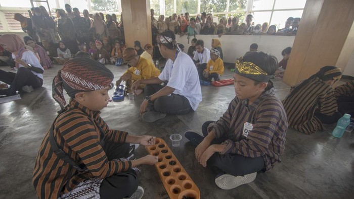 Sejumlah siswa mengikuti lomba bermain dakon saat festival dolanan tradisional anak di Museum R Hamong Wardoyo, Boyolali, Jawa Tengah, Rabu (2/10/2024). Festival dolanan tradisional anak itu diikuti oleh siswa sekolah dasar di Boyolali yang bertujuan untuk melestarikan permainan tradisional di era perkembangan teknologi. ANTARA FOTO/Aloysius Jarot Nugroho/nym.