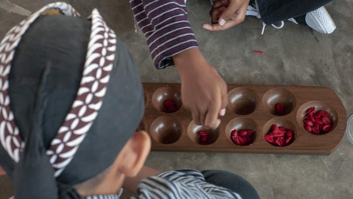 Sejumlah siswa mengikuti lomba bermain dakon saat festival dolanan tradisional anak di Museum R Hamong Wardoyo, Boyolali, Jawa Tengah, Rabu (2/10/2024). Festival dolanan tradisional anak itu diikuti oleh siswa sekolah dasar di Boyolali yang bertujuan untuk melestarikan permainan tradisional di era perkembangan teknologi. ANTARA FOTO/Aloysius Jarot Nugroho/nym.