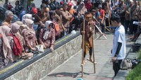 Sejumlah siswa sekolah dasar di Boyolali, Jawa Tengah, antusias mengikuti lomba bermain dakon dalam Festival Dolanan Tradisional yang digelar di Museum R Hamong Wardoyo pada Rabu (2/10/2024).  