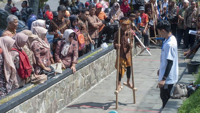 Sejumlah siswa mengikuti lomba bermain dakon saat festival dolanan tradisional anak di Museum R Hamong Wardoyo, Boyolali, Jawa Tengah, Rabu (2/10/2024). Festival dolanan tradisional anak itu diikuti oleh siswa sekolah dasar di Boyolali yang bertujuan untuk melestarikan permainan tradisional di era perkembangan teknologi. ANTARA FOTO/Aloysius Jarot Nugroho/nym.