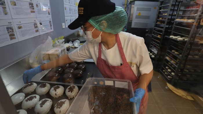 Melihat Industri Home Made Comic Cake yg Viral Penjaga toko menghias kue di dapur produksi The Harvest Arundina, Cibubur, Jakarta.