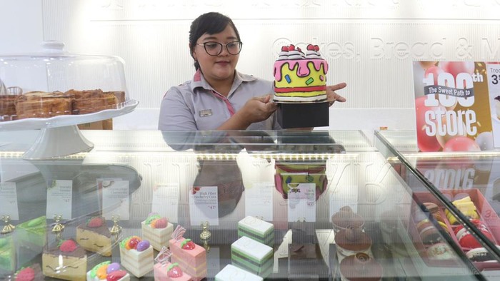 Penjaga toko menghias kue di dapur produksi The Harvest Arundina, Cibubur, Jakarta.