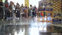 Warga antre untuk masuk ke area pameran. Warga antre untuk masuk ke area pameran.