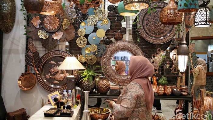 Pameran kerajinan terbesar di Tanah Air, The Jakarta International Handicraft Trade Fair (INACRAFT) kembali digelar. Pameran ini menargetkan transaksi Rp 100 miliar.