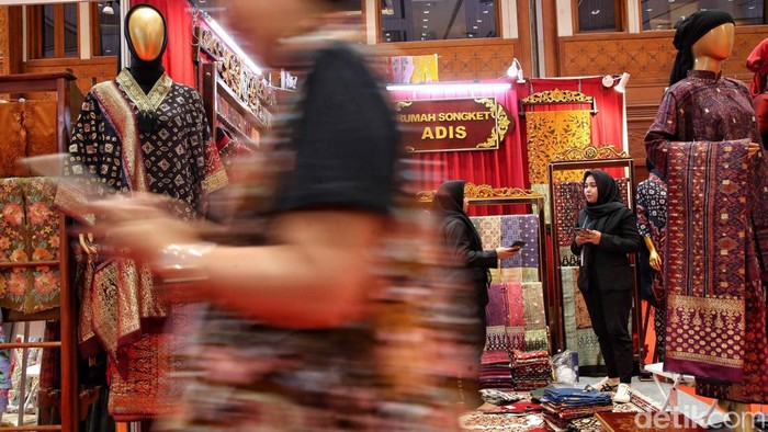 Pameran kerajinan terbesar di Tanah Air, The Jakarta International Handicraft Trade Fair (INACRAFT) kembali digelar. Pameran ini menargetkan transaksi Rp 100 miliar.