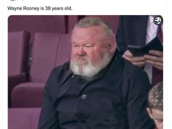 Foto Viral Wayne Rooney Tua Banget Saat Nonton MU Keok