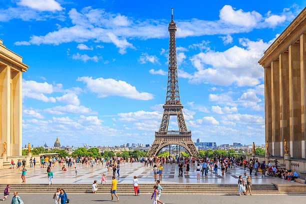 Menara Eiffel dilihat dari Place du Trocadero, Paris, Perancis.