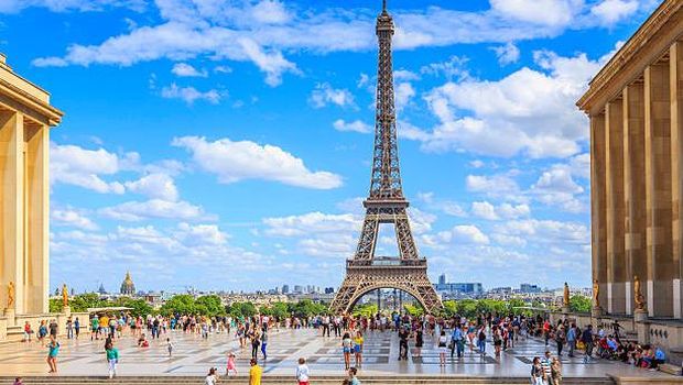 Menara Eiffel dilihat dari Place du Trocadero, Paris, Perancis.