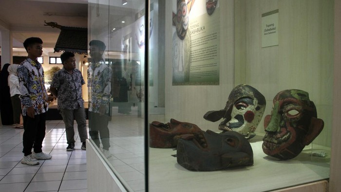 Pengunjung mengamati benda-benda koleksi Museum Balanga di Palangka Raya, Kalimantan Tengah, Rabu (2/10/2024). Museum tersebut menyuguhkan destinasi wisata sejarah seperti kehidupan suku Dayak pada jaman dahulu, peralatan upacara fase kelahiran, perkawinan, dan kematian serta berbagai senjata tradisional khas suku itu untuk membuka wawasan dan pengetahuan tentang sejarah yang ada di Kalteng. ANTARA FOTO/Auliya Rahman/nym.