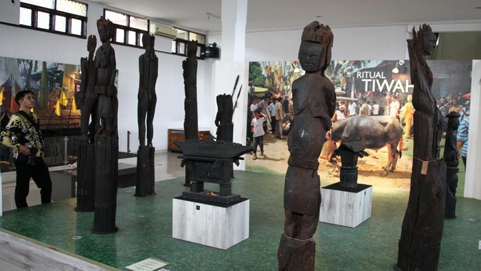 Mengenal Sejarah Kalteng Lewat Museum Balanga Pengunjung mengamati benda-benda koleksi Museum Balanga di Palangka Raya, Kalimantan Tengah, Rabu (2/10/2024). Museum tersebut menyuguhkan destinasi wisata sejarah seperti kehidupan suku Dayak pada jaman dahulu, peralatan upacara fase kelahiran, perkawinan, dan kematian serta berbagai senjata tradisional khas suku itu untuk membuka wawasan dan pengetahuan tentang sejarah yang ada di Kalteng. ANTARA FOTO/Auliya Rahman/nym.