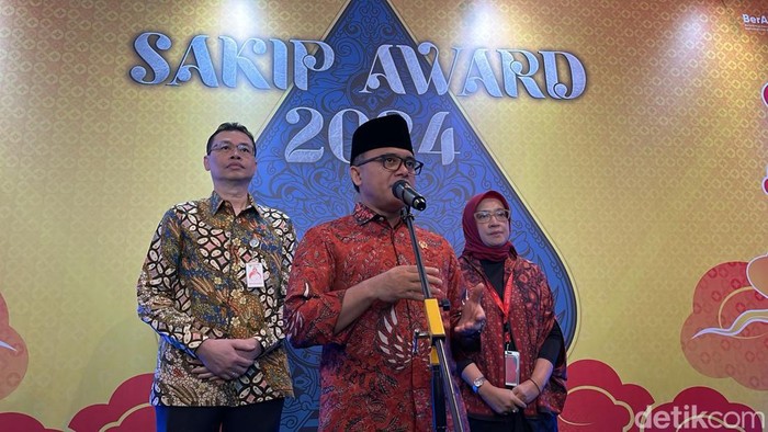 Menteri PAN-RB, Abdullah Azwar Anas, memberikan penghargaan SAKIP kepada Pemerintah Daerah dan Provinsi yang memiliki predikat terbaik (Rifka/detikcom)