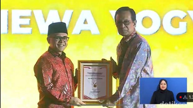 Menteri PAN-RB, Abdullah Azwar Anas, memberikan penghargaan SAKIP kepada Pemerintah Daerah dan Provinsi yang memiliki predikat terbaik (Rifka/detikcom)