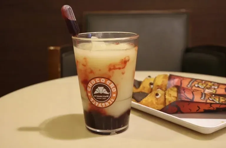 minuman kayak darah berwarna merah untuk halloween
