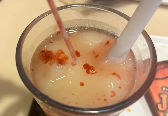 minuman kayak darah berwarna merah untuk halloween