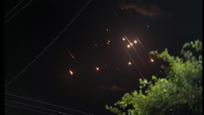 Misil yang dilucurkan Iran melintasi di langit Israel. (AP Photo/Abdel Kareem Hana)