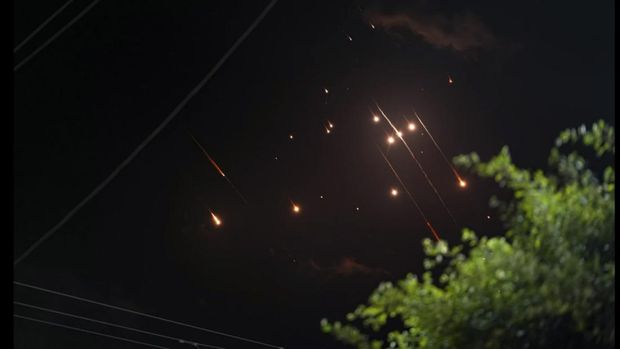 Misil yang dilucurkan Iran melintasi di langit Israel. (AP Photo/Abdel Kareem Hana)