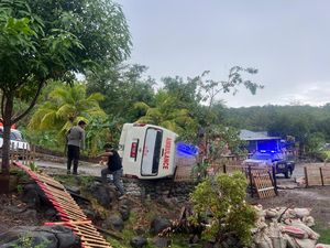 Ambulans RSUD Bolsel Terbalik Saat Bawa Pasien, 6 Orang Luka-luka