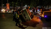 Menurut saksi kejadian kecelakaan tunggal itu terjadi pukul 19.30 WIB, pengemudi mobil tersebut mengalami luka ringan.