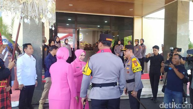 Momen penyambutan Kapolda Sulsel Irjen Yudhiawan Wibisono. LM Mashudi/detilSulsel