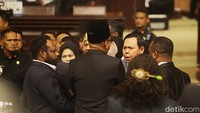 Mulanya, La Nyalla terlihat mendekat ke arah tengah. Namun, tiba-tiba Sultan menghampiri La Nyalla. Mereka sempat terlihat cekcok. Sultan terlihat menunjuk La Nyalla. Terlihat anggota DPD lainnya mendekat untuk melerai keduanya. 