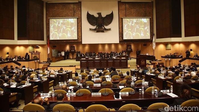 Momen Rapat Paripurna DPD Memanas, Dua Calon Ketua Cekcok Dua kandidat Ketua DPD untuk periode 2024-2029, yakni La Nyalla Mattalitti dan Sultan B Najamudin memperebutkan kursi pimpinan dalam rapat Paripurna perdana DPD, di Gedung Nusantara V, Kompleks Parlemen Senayan, Jakarta, Selasa (1/10/2024) malam.