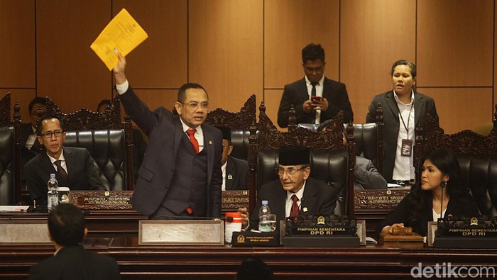 Dua kandidat Ketua DPD untuk periode 2024-2029, yakni La Nyalla Mattalitti dan Sultan B Najamudin memperebutkan kursi pimpinan dalam rapat Paripurna perdana DPD, di Gedung Nusantara V, Kompleks Parlemen Senayan, Jakarta, Selasa (1/10/2024) malam.
