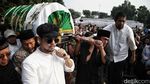 Momen Sedih Saat Jenazah Marissa Haque Dimakamkan