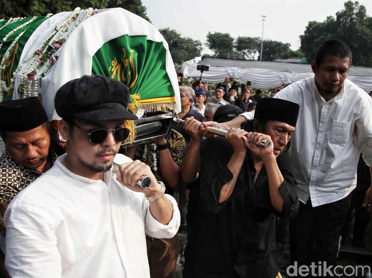 Momen Sedih Saat Jenazah Marissa Haque Dimakamkan