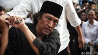 Dalam kesempatan itu, sang suami Marissa, Ikang Fawzi, turut menandu jenazah istri.