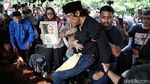 Momen Sedih Saat Jenazah Marissa Haque Dimakamkan