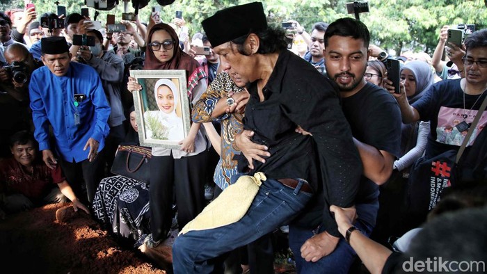 Jenazah Marissa Haque akhirnya dimakamkan di TPU Tanah Kusir, Jakarta Selatan. Begini prosesnya.