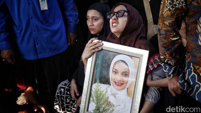 Jenazah Marissa Haque akhirnya dimakamkan di TPU Tanah Kusir, Jakarta Selatan. Begini prosesnya.