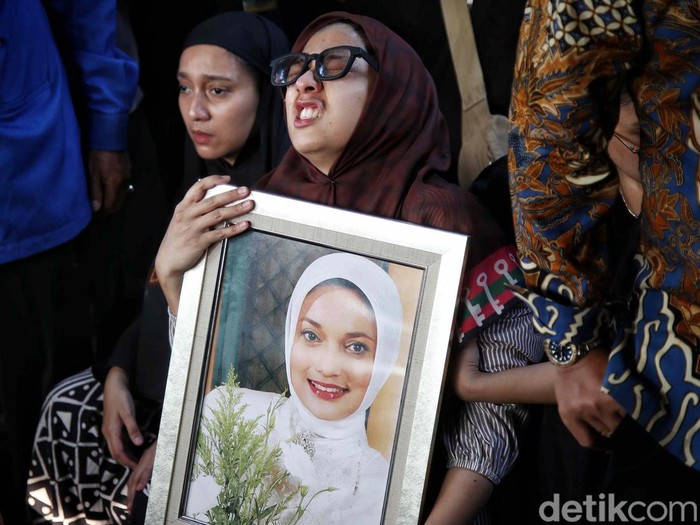 Jenazah Marissa Haque akhirnya dimakamkan di TPU Tanah Kusir, Jakarta Selatan. Begini prosesnya.