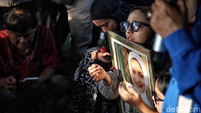 Jenazah Marissa Haque akhirnya dimakamkan di TPU Tanah Kusir, Jakarta Selatan. Begini prosesnya.