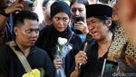 Momen Sedih Saat Jenazah Marissa Haque Dimakamkan