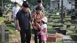 Momen Sedih Saat Jenazah Marissa Haque Dimakamkan