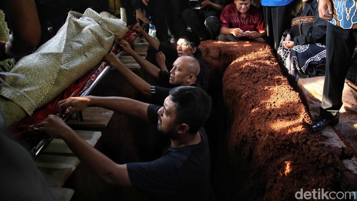 Jenazah Marissa Haque akhirnya dimakamkan di TPU Tanah Kusir, Jakarta Selatan. Begini prosesnya.