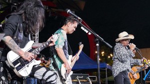 Andi /rif tampil enerjik dalam konser tersebut.