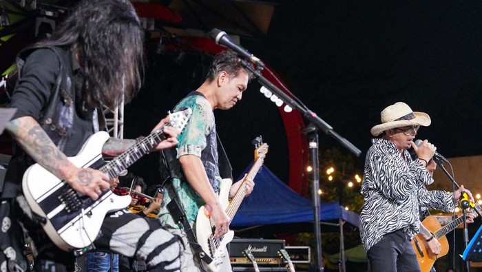 Grup Band /rif meramaikan gelaran kegiatan musik Romansa Dua Belas dalam rangka Lippo Mall Kemang Anniversary yang ke-12. Begini aksinya.