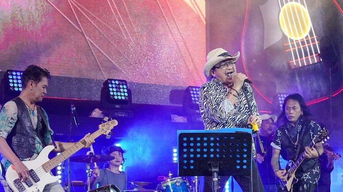Grup Band /rif meramaikan gelaran kegiatan musik Romansa Dua Belas dalam rangka Lippo Mall Kemang Anniversary yang ke-12. Begini aksinya.