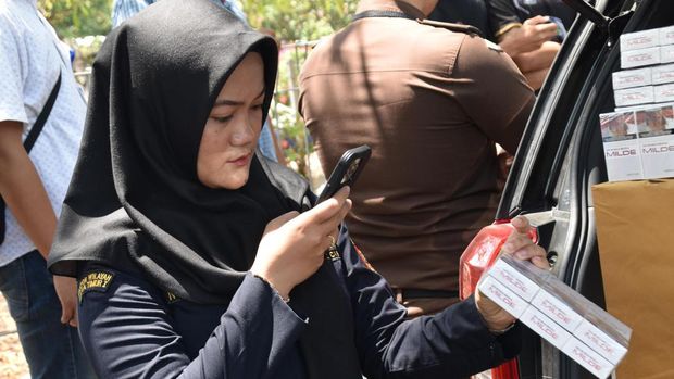 Operasi gabungan Satpol PP Surabaya dengan Bea Cukai Sidoarjo menggagalkan peredaran 1,4 juta batang rokok ilegal.