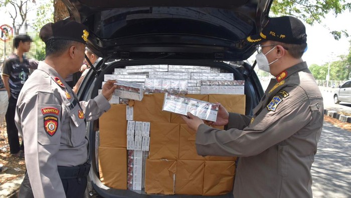 Operasi gabungan Satpol PP Surabaya dengan Bea Cukai Sidoarjo menggagalkan peredaran 1,4 juta batang rokok ilegal.