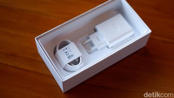 Selain itu Oppo memberikan kabel data dan adaptor charger 45W SuperVOOC. Foto: Adi Fida Rahman/detikINET