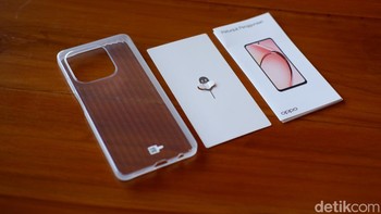 Dalam paket penjualannya diberikan case, SIM Card ejector dan kertas petunjuk. Foto: Adi Fida Rahman/detikINET